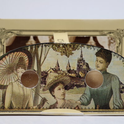 Kartonnen postkaartstereoscoop met erotische foto