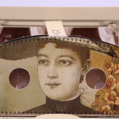 Kartonnen postkaartstereoscoop met erotische foto